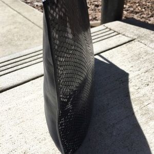 ECCO envelope clutch